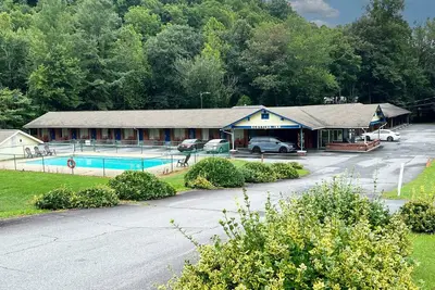Image de Cozy Inn Near Beautiful Blue Ridge Parkway - Outdoor Pool & Pet-Friendly Rooms