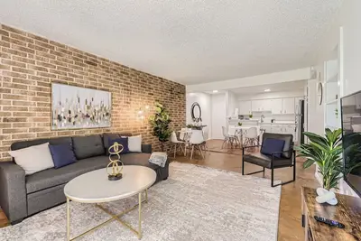 Image de Central 2b Getaway | Walk Downtown | Pool, Pkg