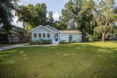 Image de Chic & Updated 3 Bedroom Home w/ Parking