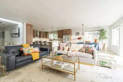 Image de 8br/ 7Bath Mansion w/theater, fire pit, pool table