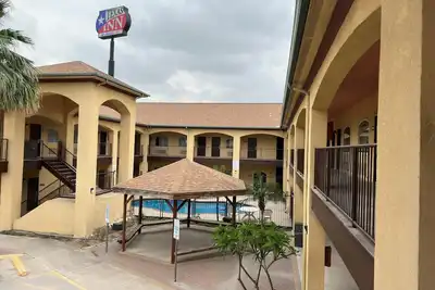 Image de Spacious hotel suites with one king bedroom and one drawing room with Wi-Fi, Ac.
