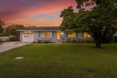 Image de Luxurious & Comfy Haven: Prime Location ~ Pool ~ Hot Tub ~ Fire Pit ~ Gym ~ Pkg!