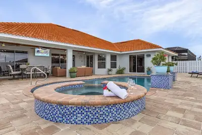 Image de Come Find Sun & Sand - Private Beach, Heated Pool & Spa - Wanderlust Cape Coral - Roelens