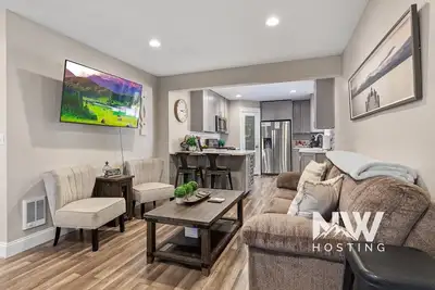 Image de Two-Story Midtown Home—Newly Renovated, Fire Pit, and Peaceful Outdoor Space for Relaxation!