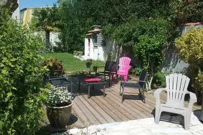 Image de Maison d'hôtes 'Chambre La Roseraie' avec terrasse privée, jardin partagé et Wi-Fi