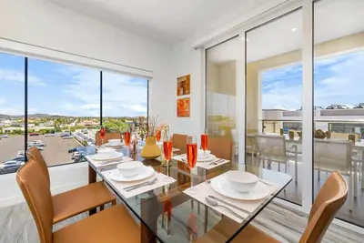 Image de Modern Corner Unit  Pool  Steps from Palm Beach!