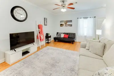 Image de Cozy Townhome with Pool & Gym, 3. 2 Miles from Ua