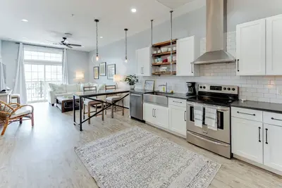 Image de Contemporary 2br Condo Close to Dining, Shopping, and Stadium