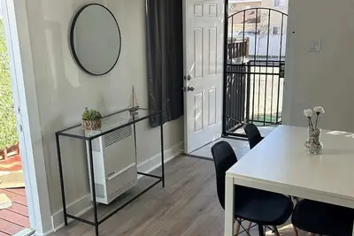 Image de 5 minutes from the Beach & Downtown Long Beach with Cool Patio & Cozy Beds