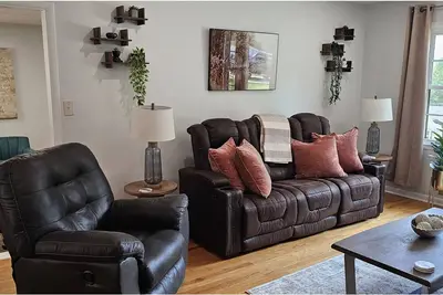 Image de Spacious 4-bedroom house with Galleria_Pet-friendly. Fully fenced backyard.