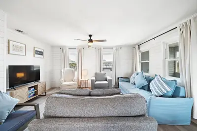 Image de Charming Bungalow with Firepit, Game Room, Steps to Beach