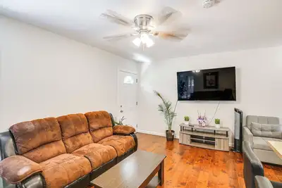 Image de 5 Mi to Coast: Centrally Located Long Beach Home!