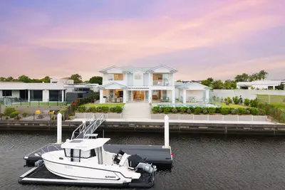 Image de Luxury Australian Hamptons Waterfront Holiday Home With Pontoon