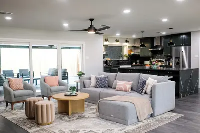 Image de Modern & Serene Home in Midland - Fast WiFi, King Beds, Ro, Gazebo, & Firepit