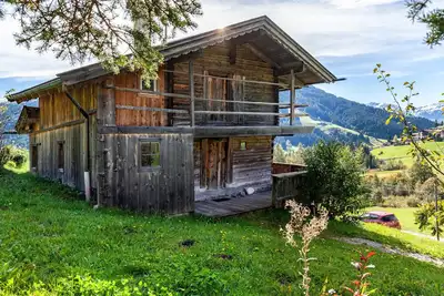 Image de Chalet 'Kastnhäusl Wildschönau Urige Hütte' avec vue sur montagne, terrasse privée et jardin privé