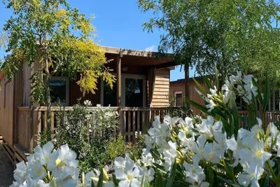 Image de Mobil-home chaleureux avec terrasse