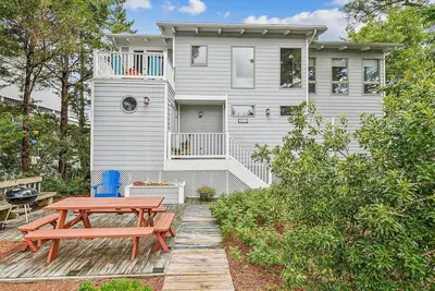 Image de New Listing 2025! ! Welcome to your dream retreat in North Bethany! This spacious 5-bedroom, 3. 5-bathroom home comfortably sleeps up to 11 guests, making it the perfect escape for families or groups of friends.