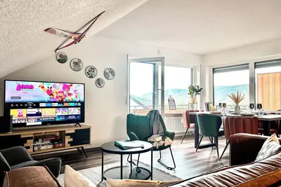 Image de Vue + confort: 2 chambres, Balcon, Baby-Foot, Chiens gratuits, Parking privé