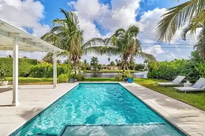 Image de Fully upgraded waterfront pool home, centrally located in West Palm Beach!