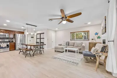 Image de Beach Getaway Townhome | Walk to Beach & Downtown