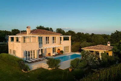 Image de Villa Moonlight 1 near Poreč for 9 person - pet friendly with large garden, playground & 50 m2 pool