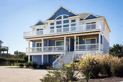Gorgeous Semi-Oceanfront Home in Whalehead