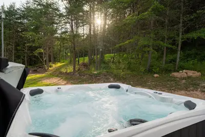 Image de Charming 2-bedroom cabin with Hot Tub, Wi-Fi, Ac in Westport