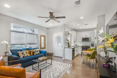 Image de Central, Walkable, Close to Ut! | The Loop