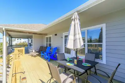 Oceanside Top Level Condo w/ Pool Views in Corolla