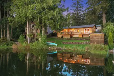 Image de Lakefront cabin near Hood Canal - outdoor shower, hot tub, kayak + floating dock