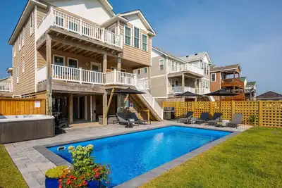 Image de New remodel in Nags Head! Heated pool and hot tub. Steps to beach access.