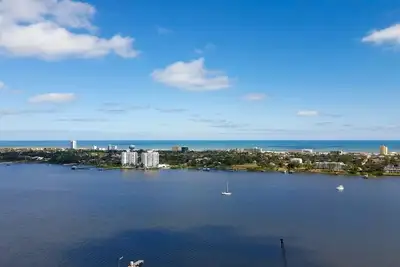 Image de Luxury Waterside 3-B-3-B Apartment with Fantastic Views & Private Finnish Sauna!