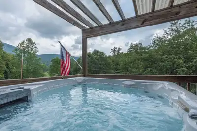 Image de Hot Tub+Fire Pit, Grill, Fireplace! Amazing River Views, 5 Min to Burnsville!
