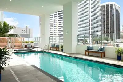 Image de Enjoy 2 Tech-Savvy Stays with Sunset Pool Happy Hours & Fitness Center - Parking