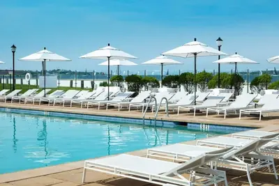 Image de Newport Harbor Oasis: Exclusive Water Views with Premier Waterfront Dining