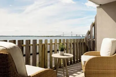 Image de Picturesque Waterfront Resort at Newport Harbor | Waterview Room | Outdoor Pool