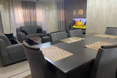 Image de Fully Furnished House! Free internet access\/ Car & Driver optional.