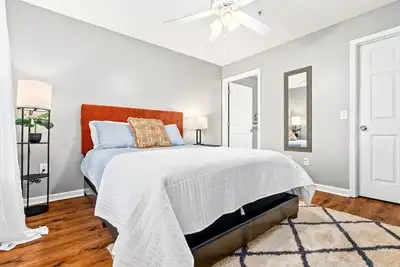 Image de War Eagle South-1. 5 to Stadium, pool and shops