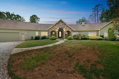 Image de New Listing! Hidden Waterfront Luxury Oasis with 9-Acre Pond by RedAwning