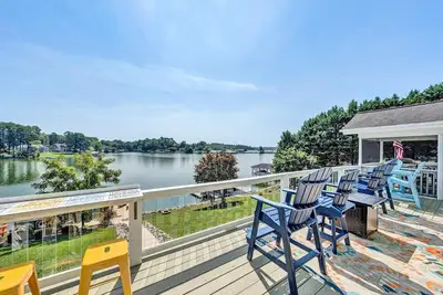 Image de The Dugout: Wide water views of Halesford Bridge, great family space with kayaks to use!