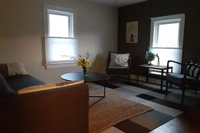 Image de Cozy 1-bedroom upper apartment with Ac and WiFi in charming Harvard