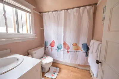 Image de Charming turn of the century bungalow in mature quiet established neighborhood