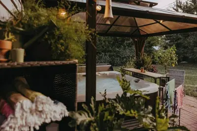 Image de Mid-Century Ranch: Hot Tub & Vintage Camper