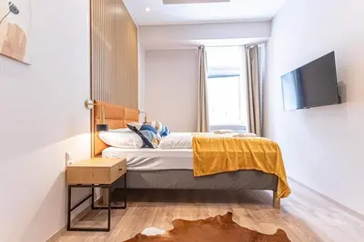 Image de 4-Br Apt, Ideal for Groups, 6-Min to Stadthalle