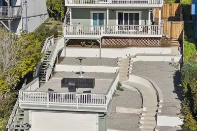Image de Gorgeous hillside home with ocean views!