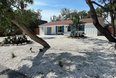 Image de Private Sanctuary 3-bedroom 3-bath home in central Siesta Key minutes from beach