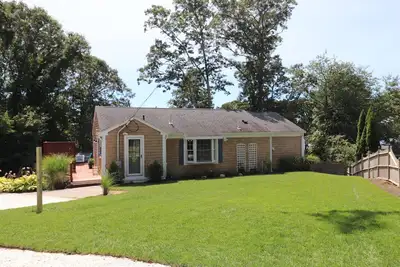 Image de Meticulously renovated with Waterviews of Follins Pond