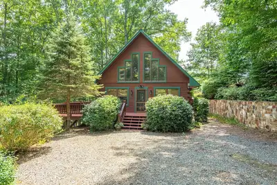 Image de Charming Mtn Cabin, Hot Tub+Fire Pit, Grill, 5 Min to Town, WiFi, Pet friendly!
