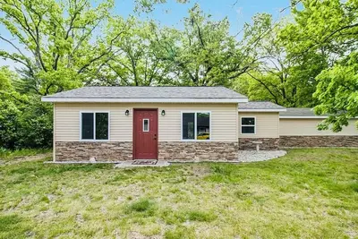 Image de Charming 2-bedroom cottage with Lake Access to School Section Lake