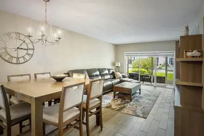 Image de A block from the beach! 2-bedroom condo in quiet Lauderdale by the Sea